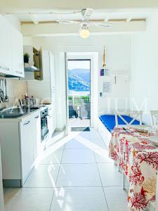 eine Küche mit Tisch und Blick auf das Meer in der Unterkunft Violetta 1 in Campese