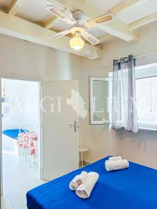 ein Schlafzimmer mit einem blauen Bett mit Handtüchern darauf in der Unterkunft Violetta 1 in Campese + 7 Fotos