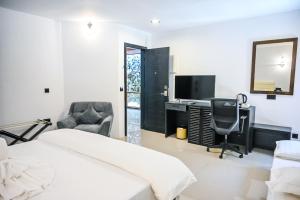 Et tv og/eller underholdning på Oak Villa, Ukulhas + 14 billeder