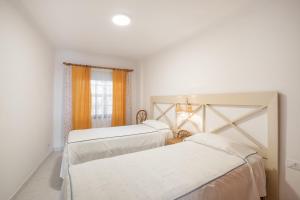 Postel nebo postele na pokoji v ubytování Playa Delphin 206