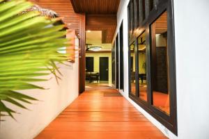 un corridoio di una casa con una pianta di Oak Villa, Ukulhas a Ukulhas