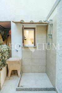 eine Dusche im Bad mit Fenster in der Unterkunft Violetta 1 in Campese