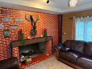พื้นที่นั่งเล่นของ Private Lanna maple house 1BR 2BT - terrace panorama view