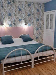 Postel nebo postele na pokoji v ubytování Gîte Lebasladin