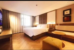 Телевизор и/или развлекательный центр в Manxin Mansion, a courtyard house in Wangfujing, Tiananmen Square, Beijing