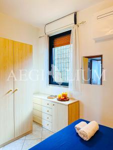 ein Schlafzimmer mit Bett, Schreibtisch und Fenster in der Unterkunft Raffaella 2 in Campese