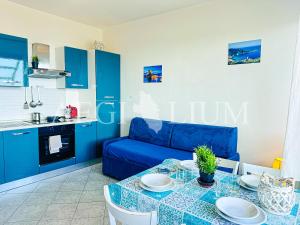 ein Wohnzimmer mit einem blauen Sofa und einem Tisch in der Unterkunft Raffaella 2 in Campese + 8 Fotos