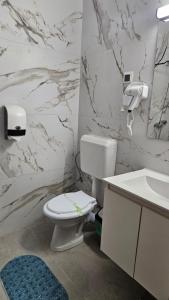 Koupelna v ubytování Hotel Sir Lujerului