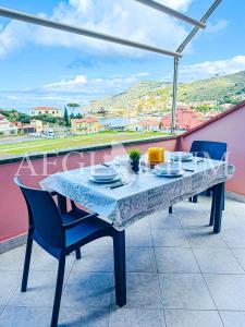 un tavolo e sedie su un balcone con vista di Raffaella 3 a Campese