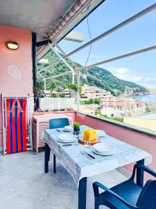 un tavolo e sedie su un balcone con vista di Raffaella 3 a Campese