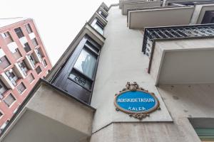 a blue sign on the side of a building at Pensión Begoña - centro ciudad in Bilbao