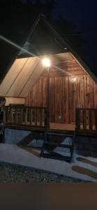 NongkhiawPhoutthasack Guesthouse的一座木结构建筑,晚上有灯