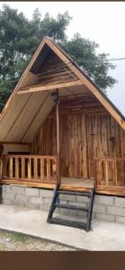 NongkhiawPhoutthasack Guesthouse的木制凉亭,里面设有野餐桌