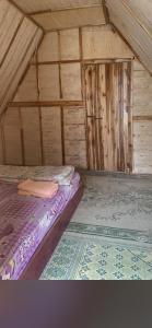 NongkhiawPhoutthasack Guesthouse的木屋里有一张床的房间