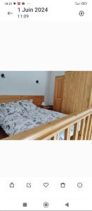 Giường trong phòng chung tại La MAISON BLEUE