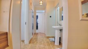 een witte badkamer met een wastafel en een hal bij Paz Home's Kiambu Road in Nairobi +25 foto's