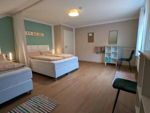 En eller flere senge i et værelse på Ferienwohnung auf dem Dorf, Külsheim