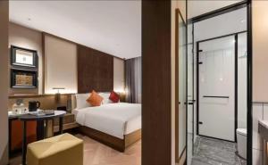 Кровать или кровати в номере Manxin Mansion, a courtyard house in Wangfujing, Tiananmen Square, Beijing +3 фотографии