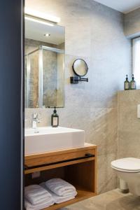 Ένα μπάνιο στο Hotel loj - our kind of place