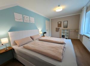 En eller flere senge i et værelse på Ferienwohnung auf dem Dorf, Külsheim
