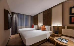 Кровать или кровати в номере Manxin Mansion, a courtyard house in Wangfujing, Tiananmen Square, Beijing