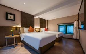 Кровать или кровати в номере Manxin Mansion, a courtyard house in Wangfujing, Tiananmen Square, Beijing