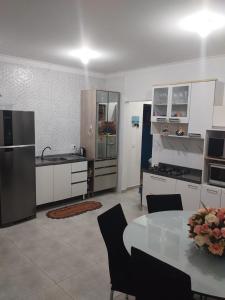 Η κουζίνα ή μικρή κουζίνα στο Casa c ar condicionado à 600m mar