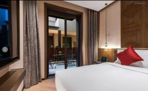 Кровать или кровати в номере Manxin Mansion, a courtyard house in Wangfujing, Tiananmen Square, Beijing