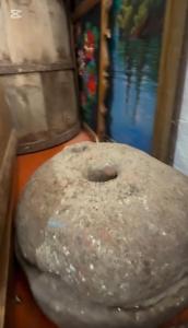 een donut in poedervorm bovenop een tafel bij Cheber Guest House 