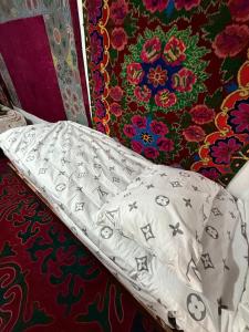 een bed met een wit dekbed erop bij Cheber Guest House 