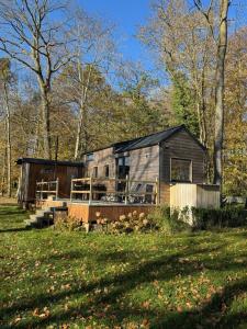 a small house in the middle of a field at Tiny House Malou in Modave