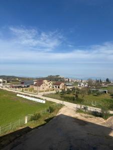 een uitzicht op een weg met een veld en huizen bij Mpalaskas Apartments in Vonitsa