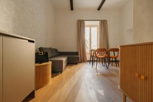 Et opholdsområde på Cavour Suites + 96 billeder