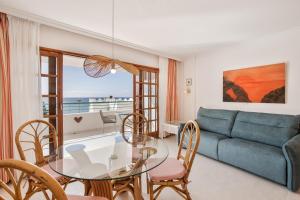 ein Wohnzimmer mit einem Glastisch und einer Couch in der Unterkunft Playa Delphin 106 in Puerto Naos