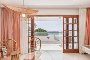 ein Esszimmer mit Blick auf das Meer in der Unterkunft Playa Delphin 106 in Puerto Naos