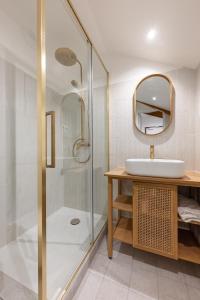 Et badeværelse på Appart 'hôtel LA VILLA LE BOURGET, Paris, parc des expositions