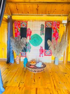 ein Zimmer mit einem Tisch auf einem Holzboden in der Unterkunft Nàng Ban house in Mộc Châu