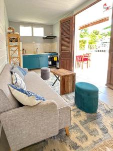 Et opholdsområde på Maison confortable à Sainte-Anne avec vue mer