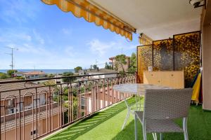 eine Terrasse mit Tisch und Stühlen auf einem Balkon in der Unterkunft Apartamento Segur Calafell in Calafell
