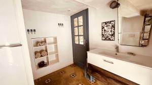 een badkamer met een wastafel, een spiegel en een raam bij LandLibe in Erdberg +41 foto's