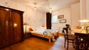 een slaapkamer met een bed en een tafel en een eetkamer bij LandLibe in Erdberg