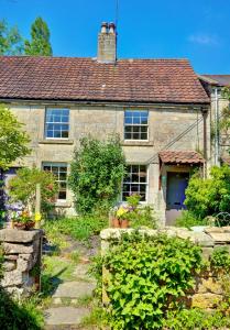 een stenen huis met een bruin dak bij Finest Retreats - Meadowsweet Cottage in Wingfield