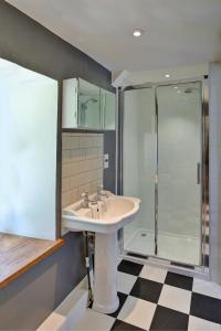 een badkamer met een wastafel en een douche bij Finest Retreats - Meadowsweet Cottage in Wingfield