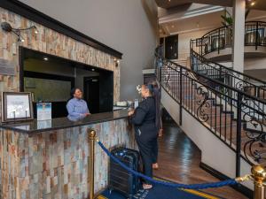 zwei Frauen stehen an einer Bar in einem Gebäude in der Unterkunft ANEW Hotel Highveld Emalahleni in Witbank