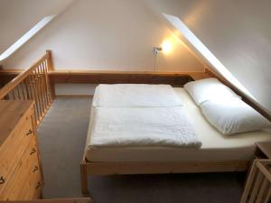 een bed in een kamer met een trap bij Ferienwohnung Schwalbennest in Braunsberg