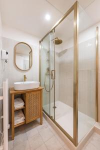 Et badeværelse på Appart 'hôtel LA VILLA LE BOURGET, Paris, parc des expositions + 12 billeder