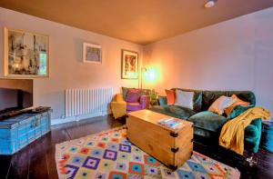 een woonkamer met een bank en een salontafel bij Finest Retreats - Flittermouse Cottage in Wingfield