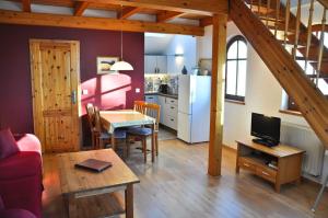 een woonkamer met een tafel en een keuken bij Ferienwohnung Wandersruh in Braunsberg