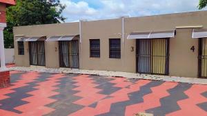 Un edificio con un suelo cuadriculado en el frente. en kiddy, en Mogwase