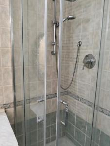 une douche avec une porte en verre dans une salle de bain dans l'établissement Casa Ciuccetti, à Baldichieri